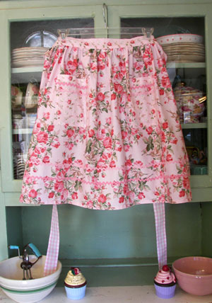 Retro Large soft pink roses half apron, click for more views